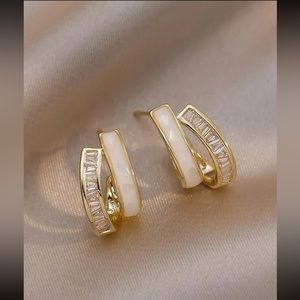 Minimalistic gold and white earrings